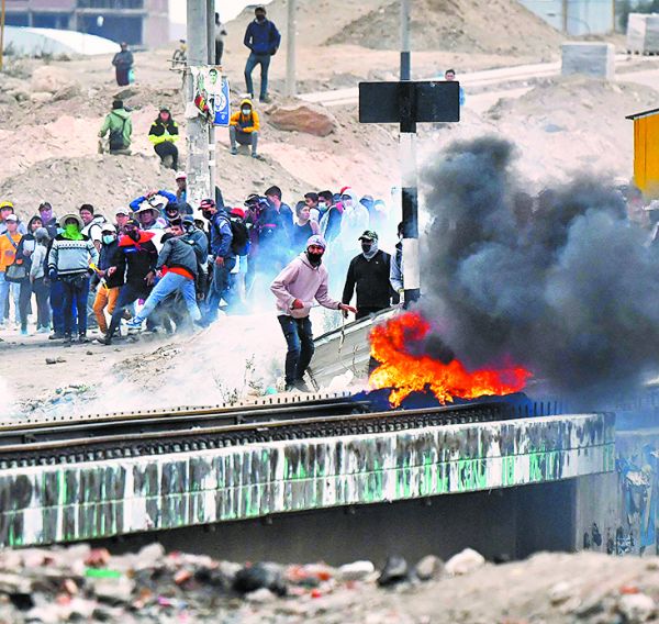 También hubo choques en la ciudad de Arequipa. AFP