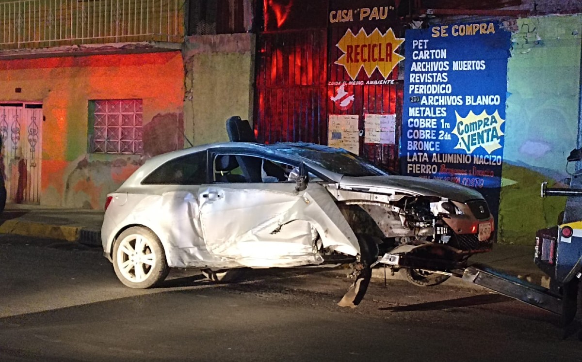 Auto vuelca sobre Avenida Oceanía | Enrique Luna