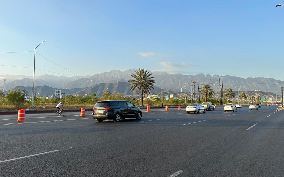 Los carriles exprés de Morones Prieto estuvieron abiertos a la circulación de vehículos. Foto: Pedro Delgado
