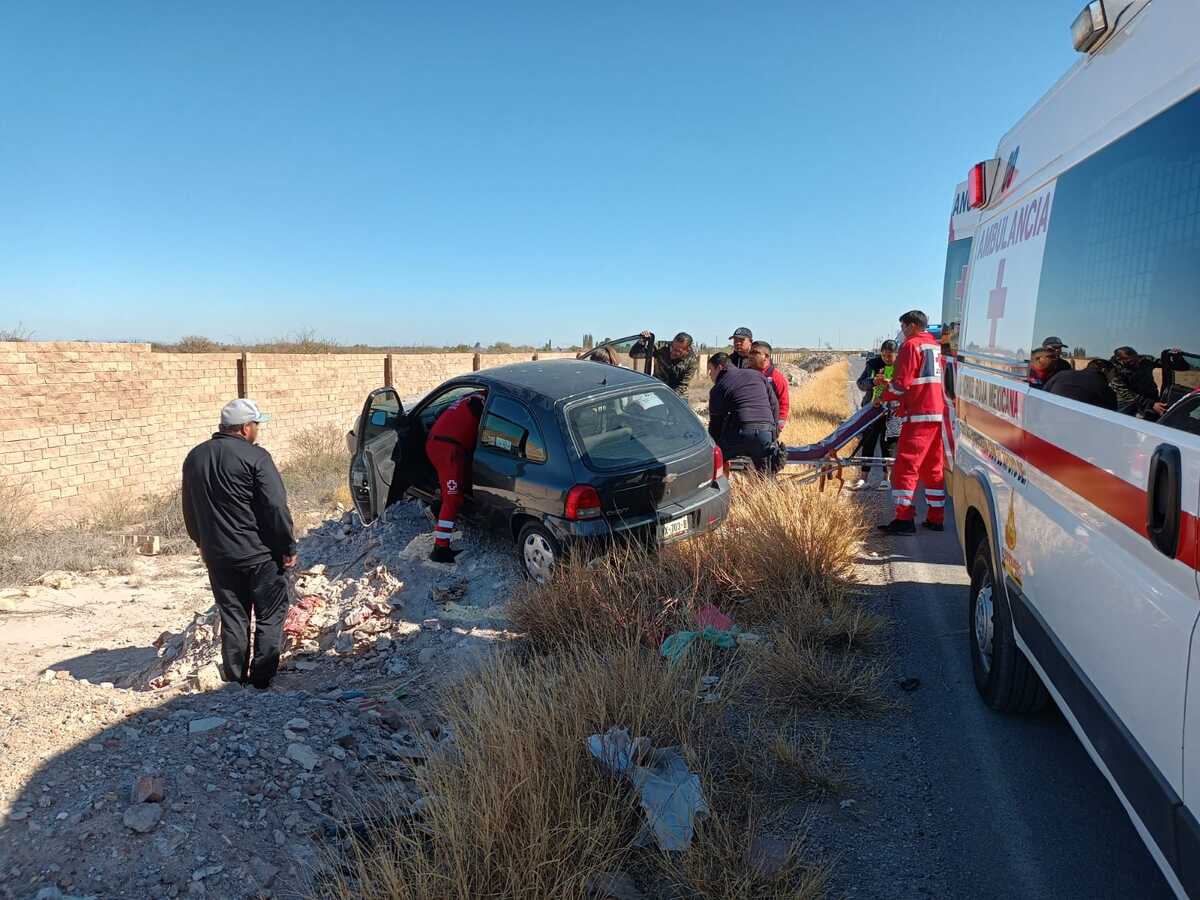 Pareja adultos mayores chocan contra escombros en carretera Torreón-San Pedro | Notivox Digital