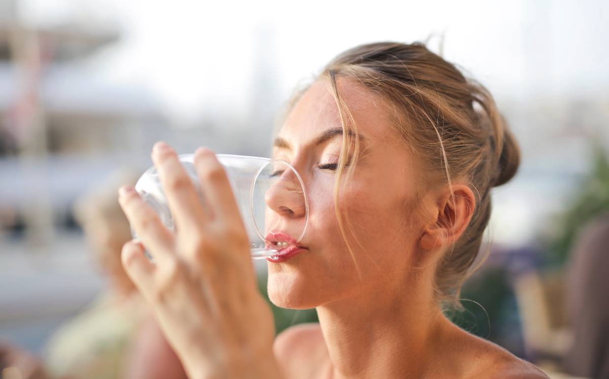 ¿Por qué hay que beber agua natural? (Pexels).