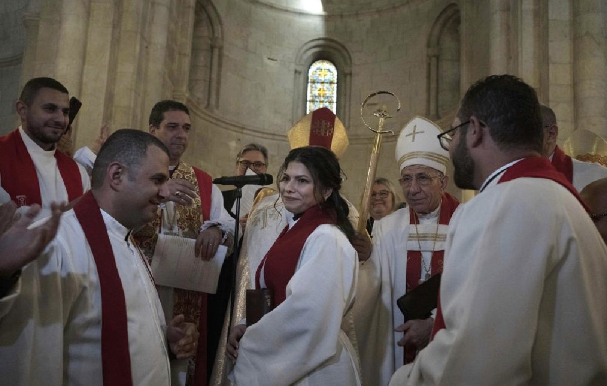 Sally Ibrahim Azar, tras ser designada pastora de su congregación, la primera mujer en ese cargo (AP)