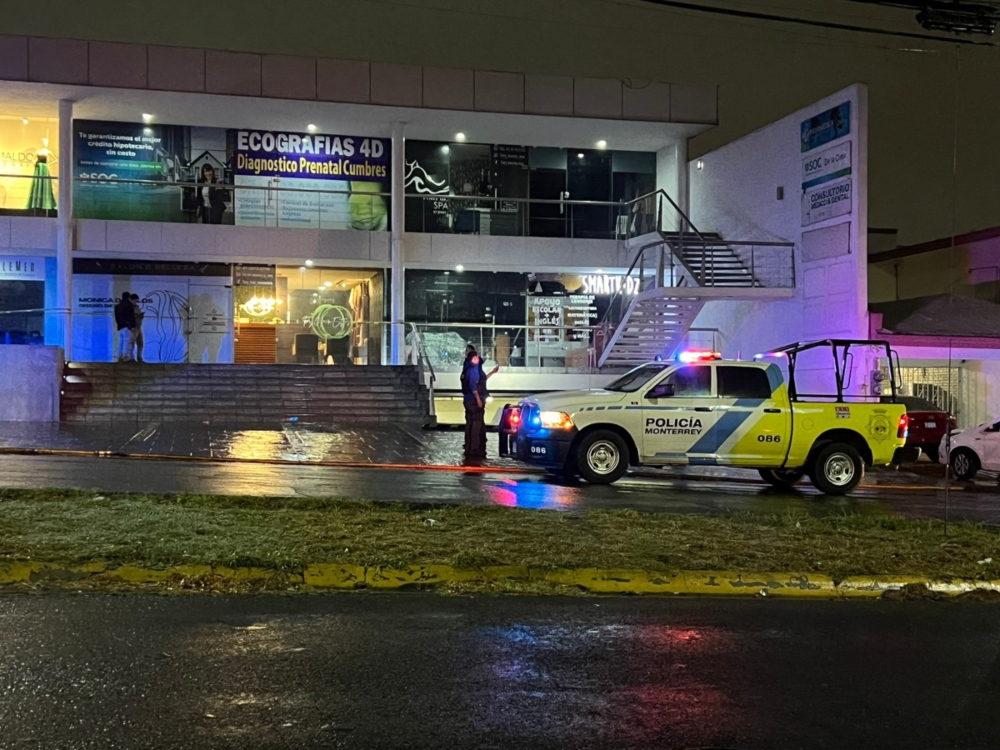 Policía de Monterrey acudió al lugar para recabar las pruebas necesarias. Foto: Alexandra Amao
