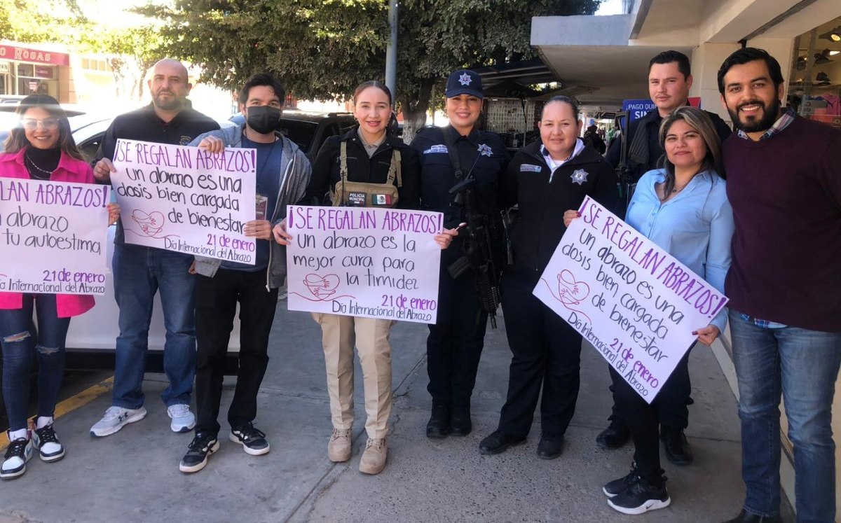 Policías municipales regalaron abrazos a la población en el centro de Guasave por motivo del día mundial del abrazo | Carlos Raeb Morales