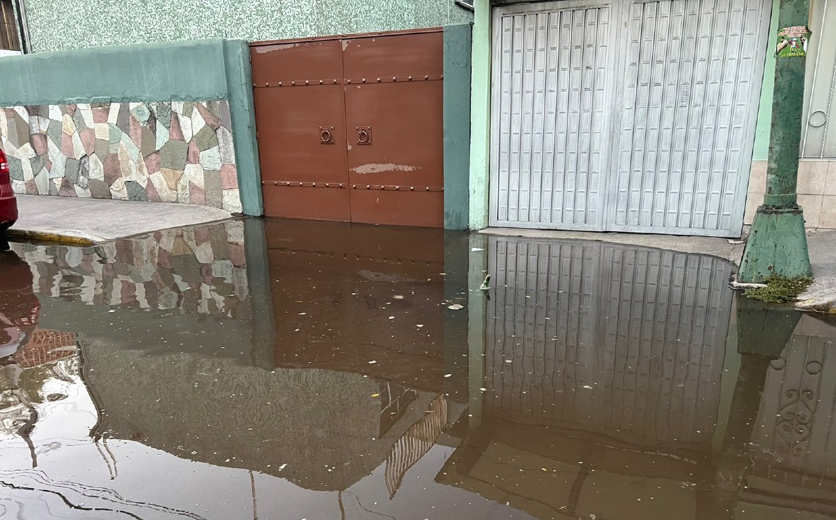 La ruptura de una tubería provoco hundimiento e inundación en la calle | Ramón Ramírez y César Velázquez