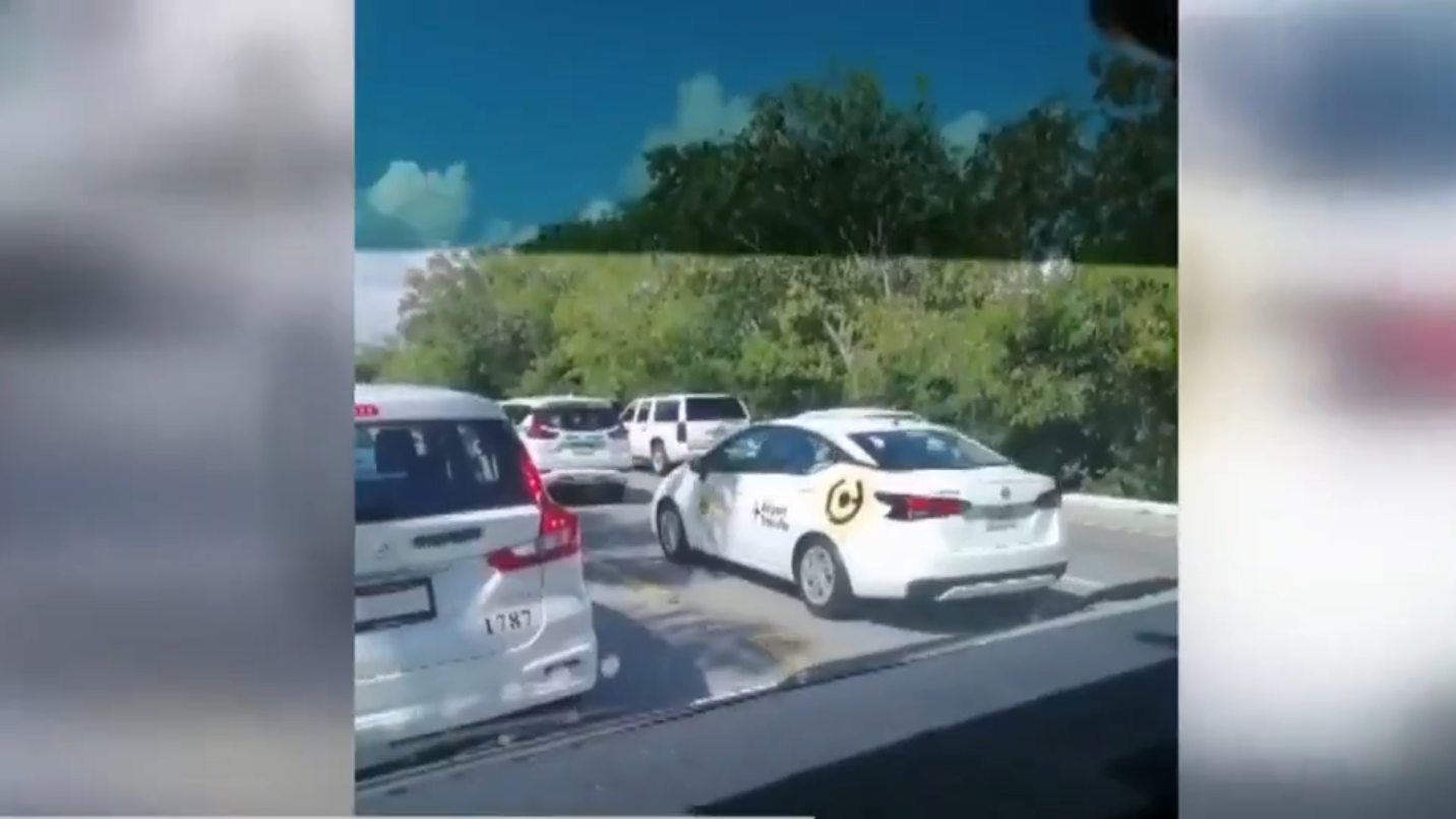 Taxistas protestan en zona hotelera de Cancún, Quintana Roo