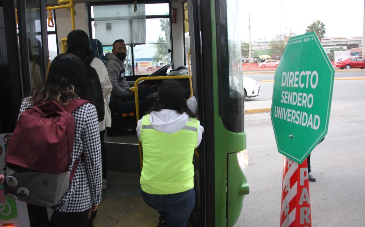 El transporte se satura con el regreso a clases universitario. Foto: Leonel Rocha