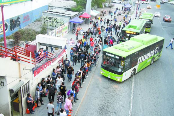 Actualmente los usuarios del Metro y Transmetro sufren por las largas filas provocadas por la po- ca cantidad de unidades para su traslado