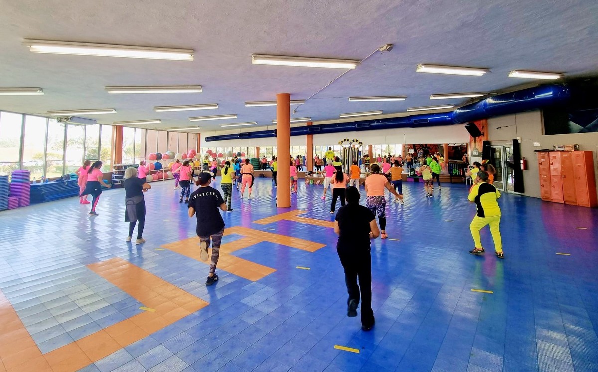 Clases de step en el gimnasio de la UAT. (Facebook)