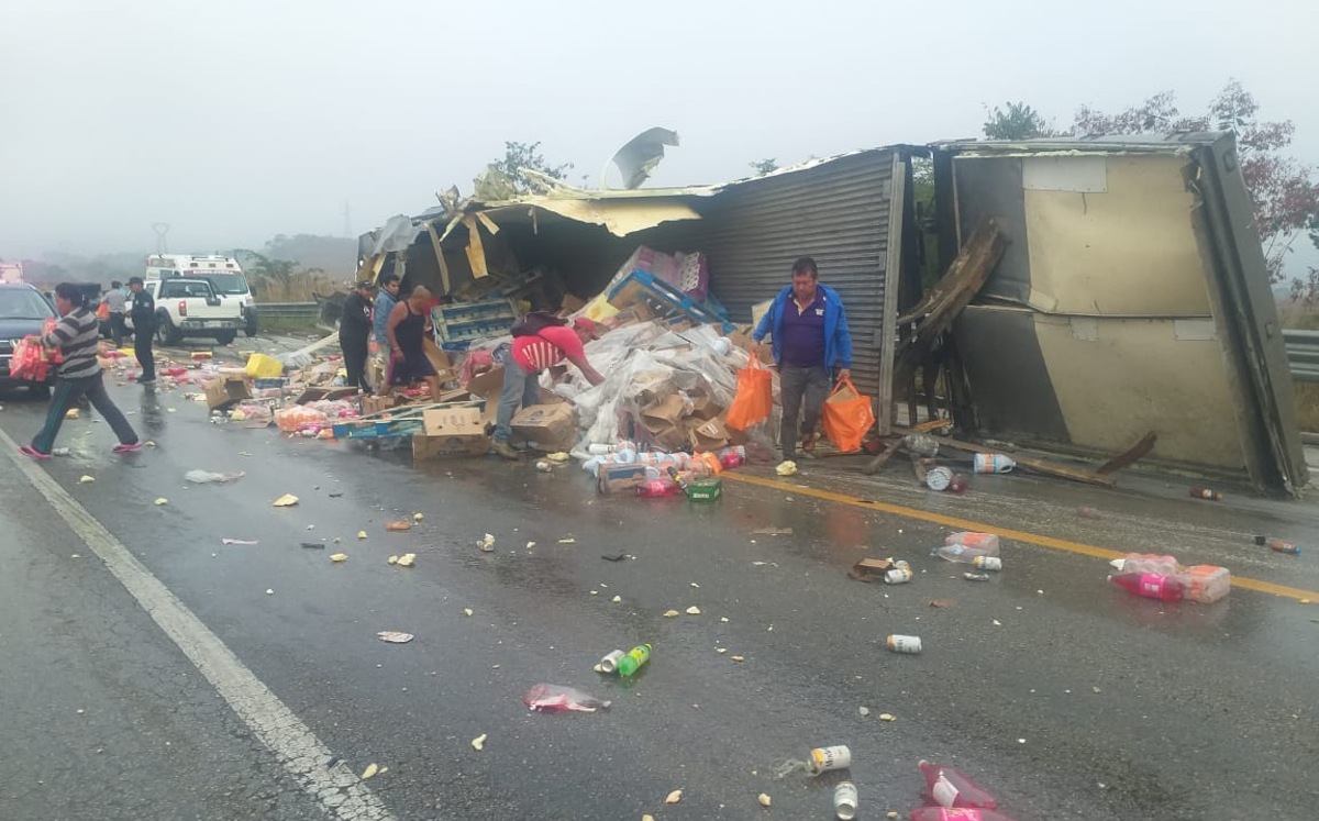 Conductores cometieron actos de rapiña del tráiler que transportaba abarrotes | Abraham Jiménez López