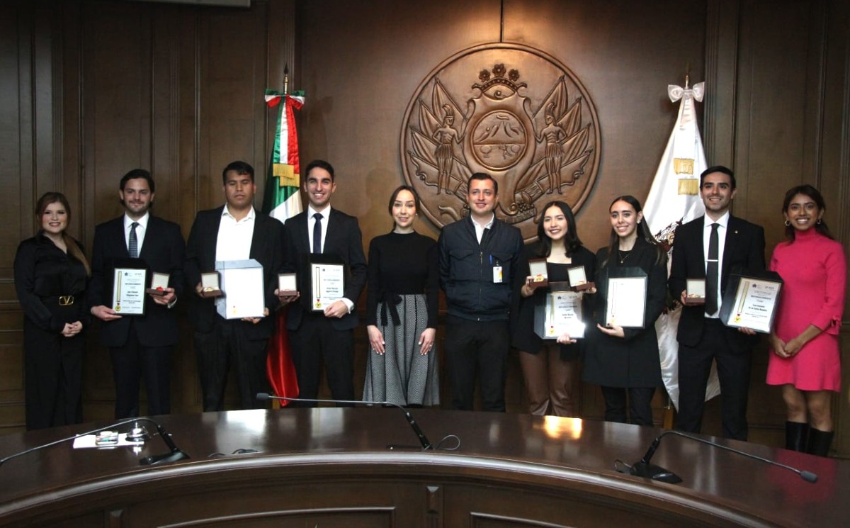 Entregan Medalla mérito a la juventud regia | Leonel Rocha