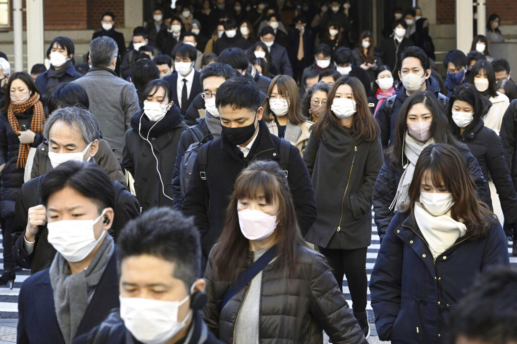 Personas saliendo de la Estación Tokio, en Japón.  (AP)