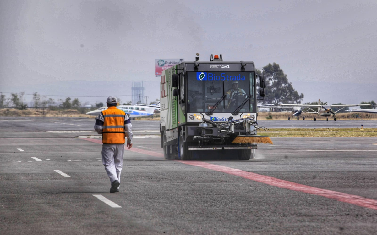 En la pista de aterrizaje del Aeropuerto Internacional de Puebla se realiza el barrido mecánico de ceniza volcánica. | Andrés Lobato