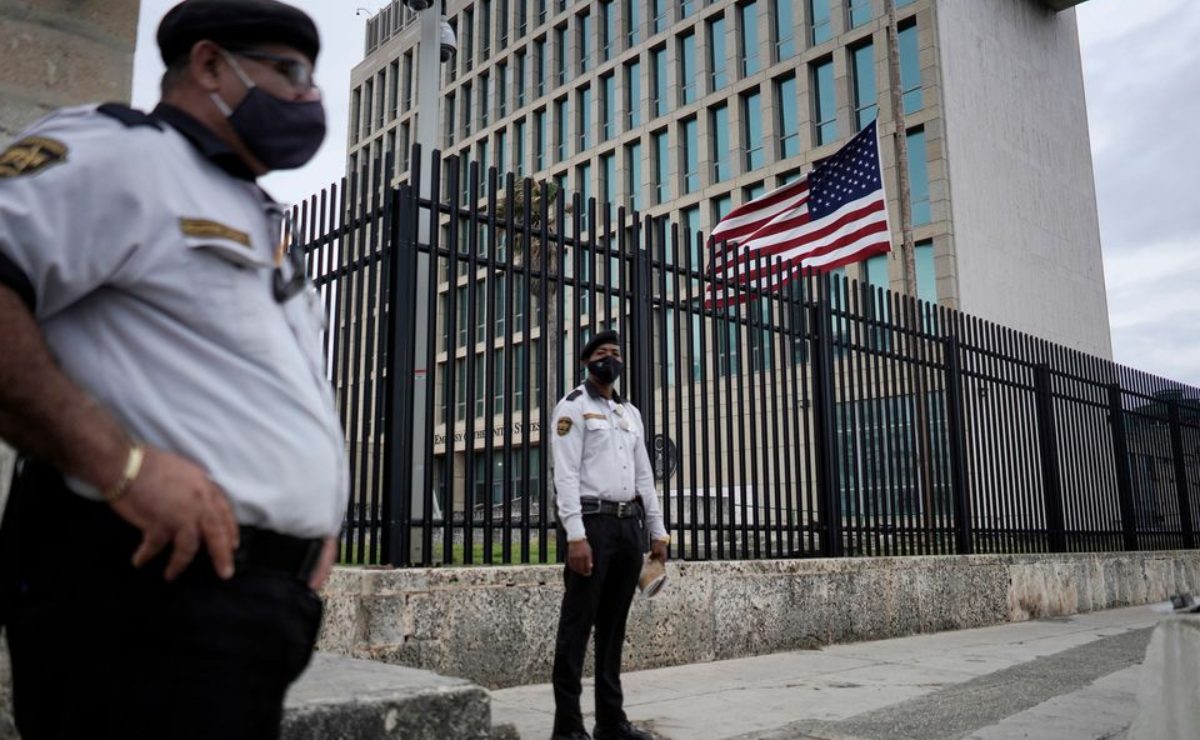 La bandera de Estados Unidos ondea junto a la seguridad que custodia la embajada de esa nación en La Habana, Cuba. | Reuters