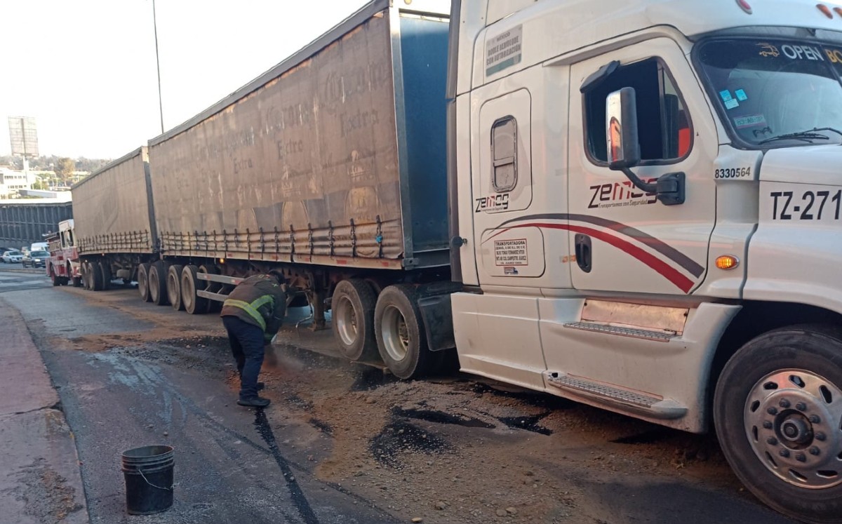 En CdMx tráiler cargado se cervezas queda varado sobre circuito interior