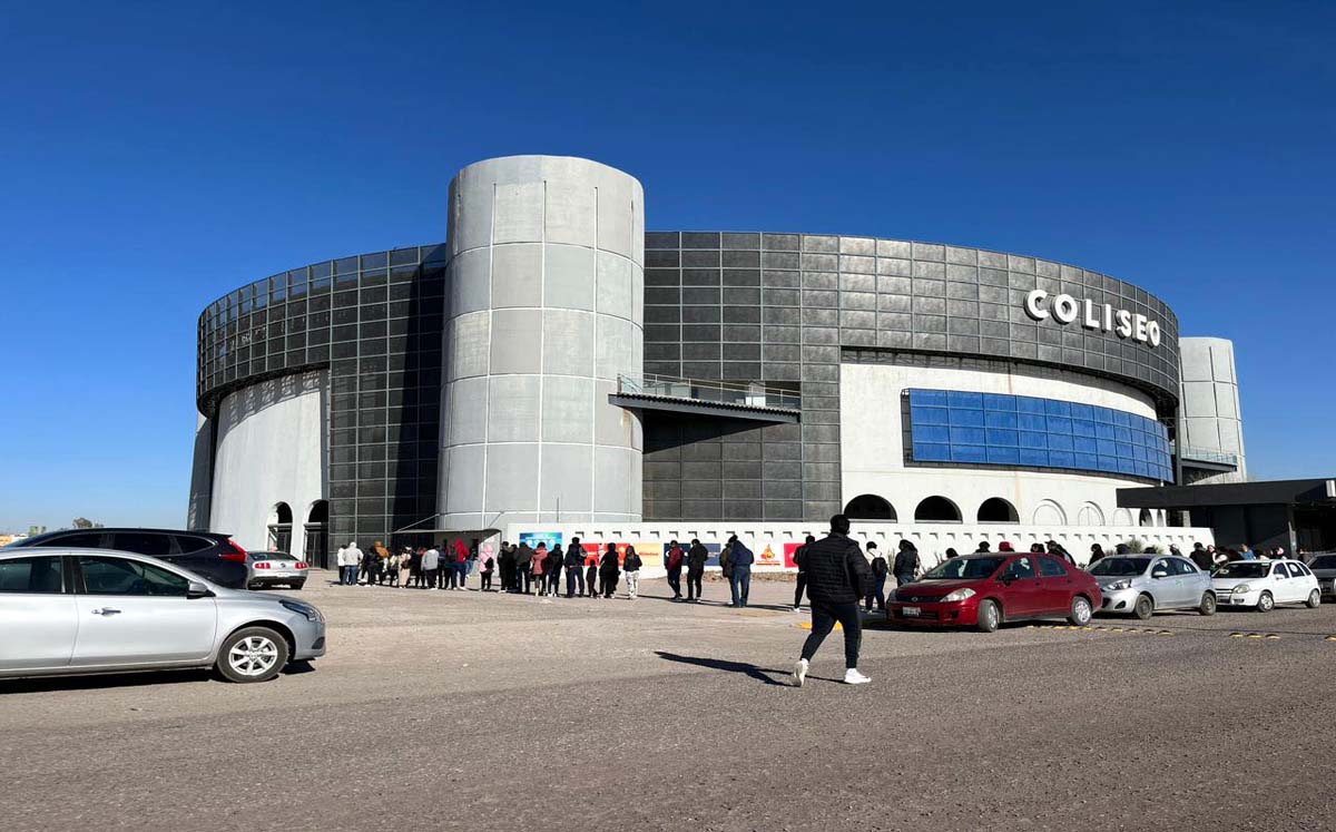 Fila para comprar boletos de Carlos Rivera. (Facebook)
