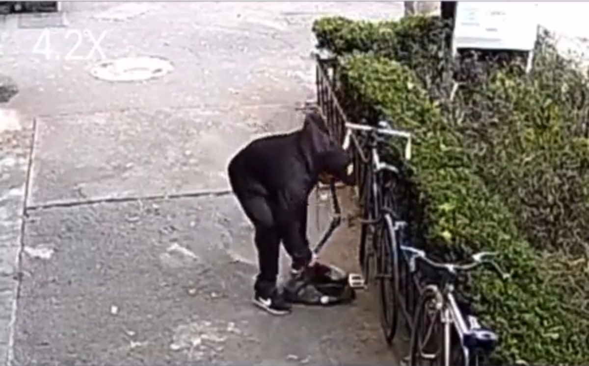 El ladrón con rapidez saca de su mochila unas pinzas para romper la cadena y hacerse con la bicicleta. / Especial