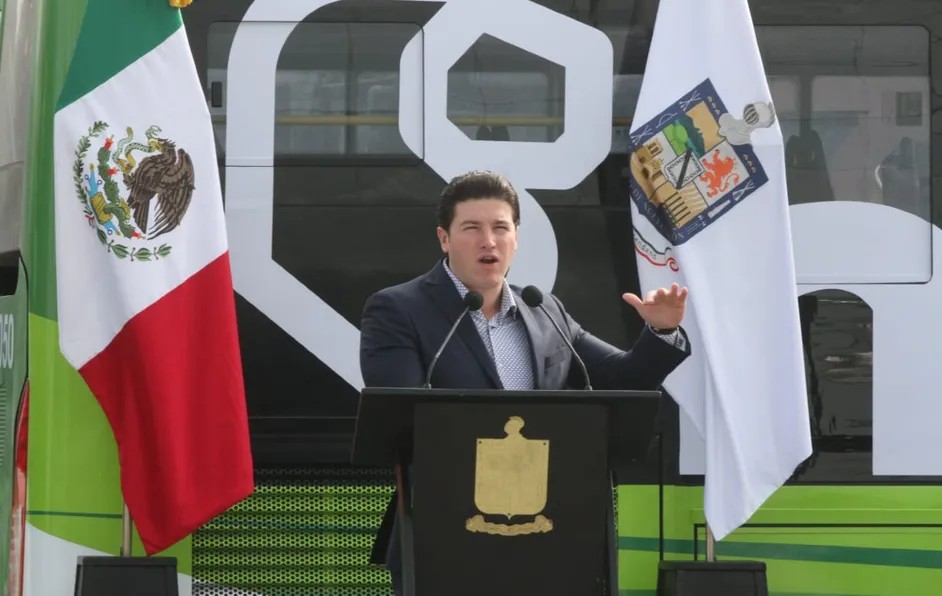 Samuel García entrega 142 unidades para transporte público; pide paciencia ante retrasos