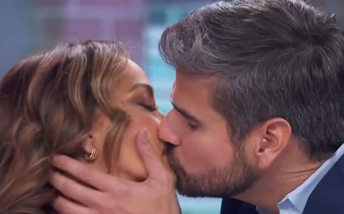 Adamari López y Daniel Arenas se besan en programa en vivo (Especial).