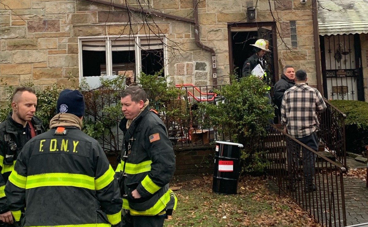 Las autoridades de Nueva York alertaron sobre el riesgo de cargar baterías de litio en las casas. | Foto: FDNY