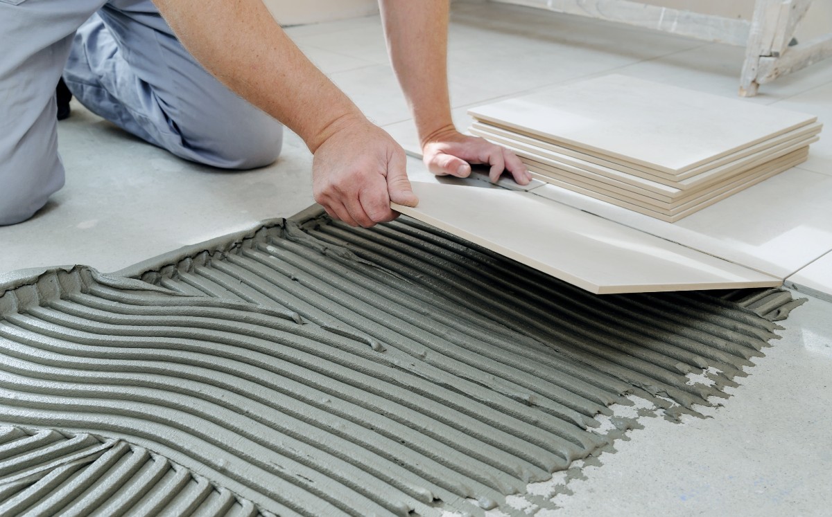 Colocación de azulejos. (Foto: Shutterstock)