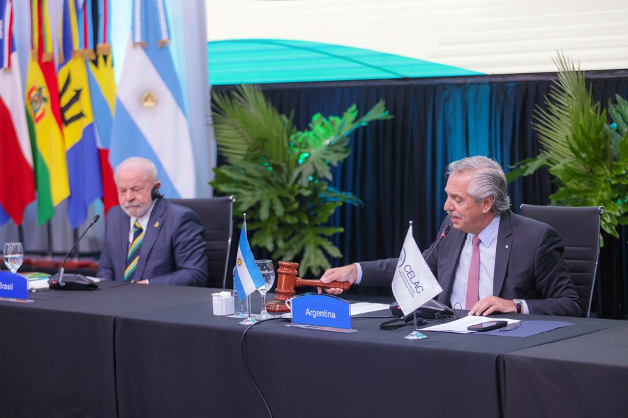 Imagen de la Agencia de Noticias Télam del presidente argentino, Alberto Fernández (derecha), inaugurando la VII Cumbre Celac. (Xinhua/TELAM)