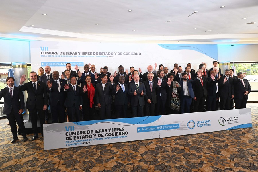 Imagen proveída por la Agencia de Noticias Télam de mandatarios y representantes de gobiernos posando de la VII Cumbre Celac. (Xinhua/Leo Vaca/TELAM)