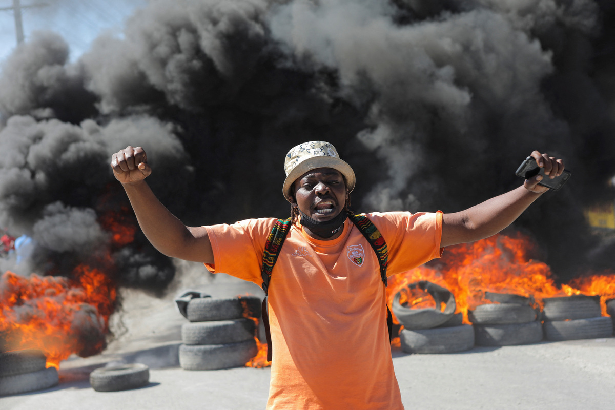 Manifestante frente a una barricada en llamas durante una protesta por los recientes asesinatos de policías por bandas armadas. (Reuters)