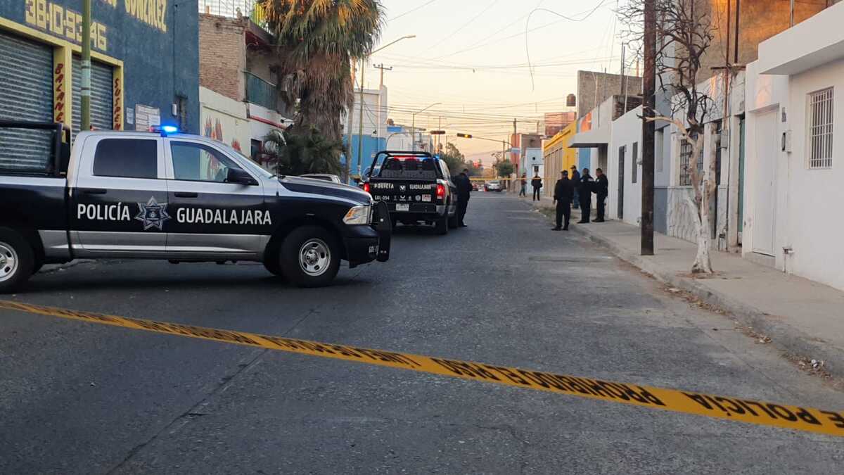 Policías de Guadalajara resguardan lugar donde un hombre murió (Juan Carlos Munguía)