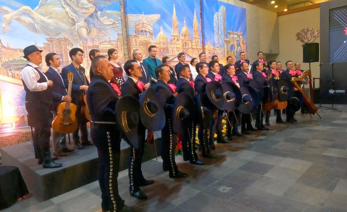 En la rueda de prensa el mariachi Mariachi Internacional CHG interpretó varios temas (Enrique Vázquez)