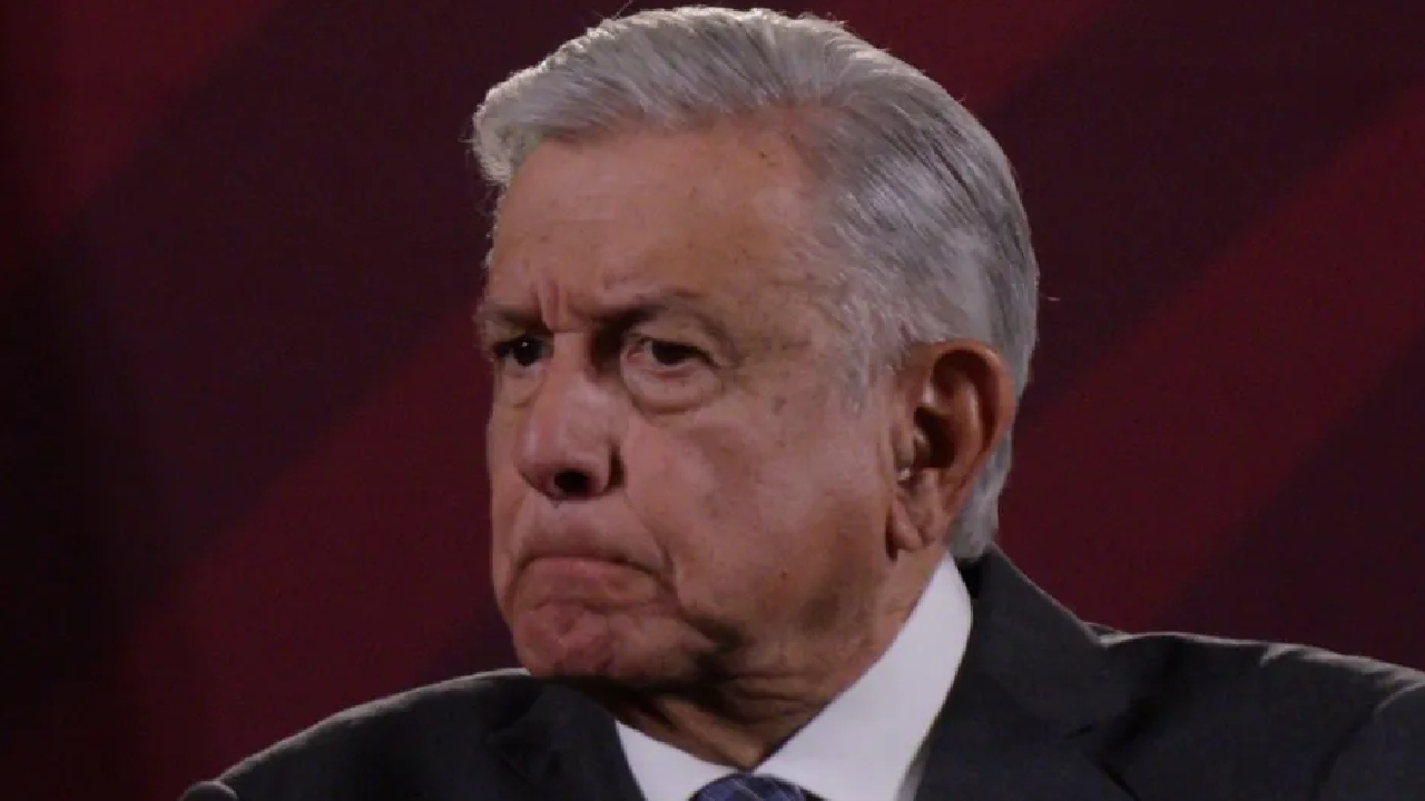 "Que se vayan a engañar a otra parte": AMLO acusa a INE de usar 'Plan B' electoral