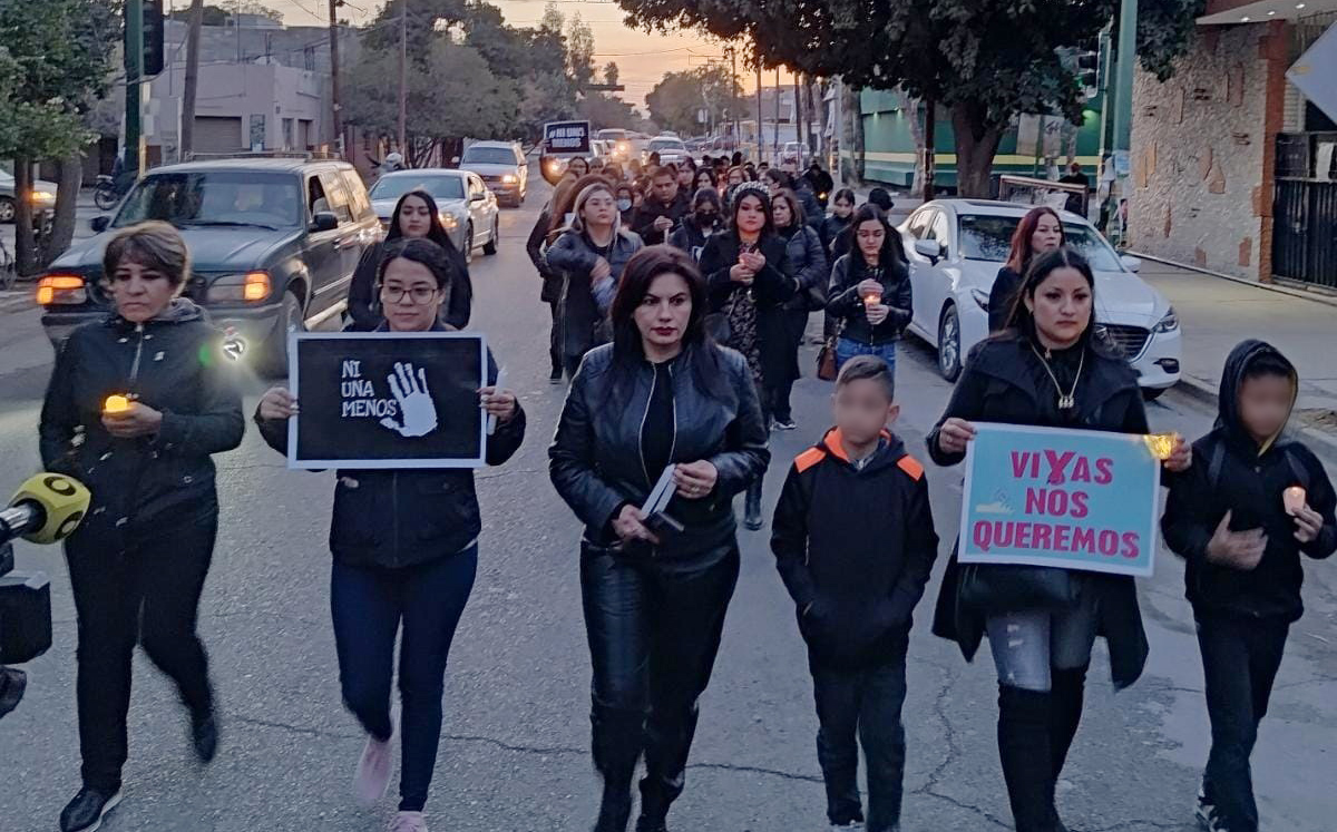 Vestidos de negro y con velas, marchan en Gómez Palacio en protesta contra feminicidios. | Especial