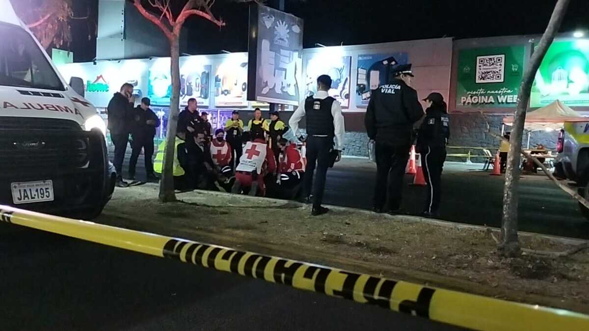 Atropellan a una agente de la Policía Vial en avenida Mariano Otero (Vicente Torres Alfaro)