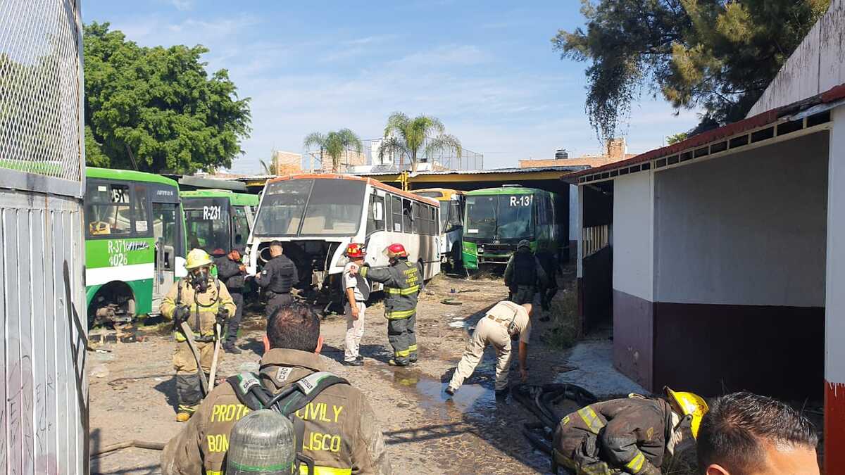 Camiones del transporte público resultan afectados tras incendio de taller en Guadalajara (Juan Carlos Munguía)