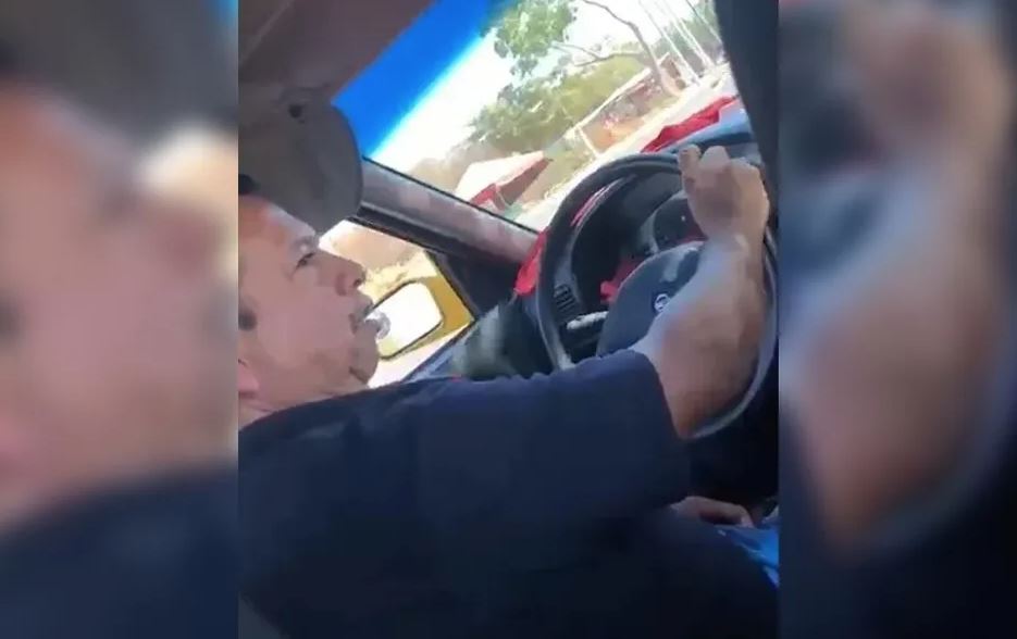 En Colima, retiran gafete y licencia a taxista que fue captado acosando a pasajera