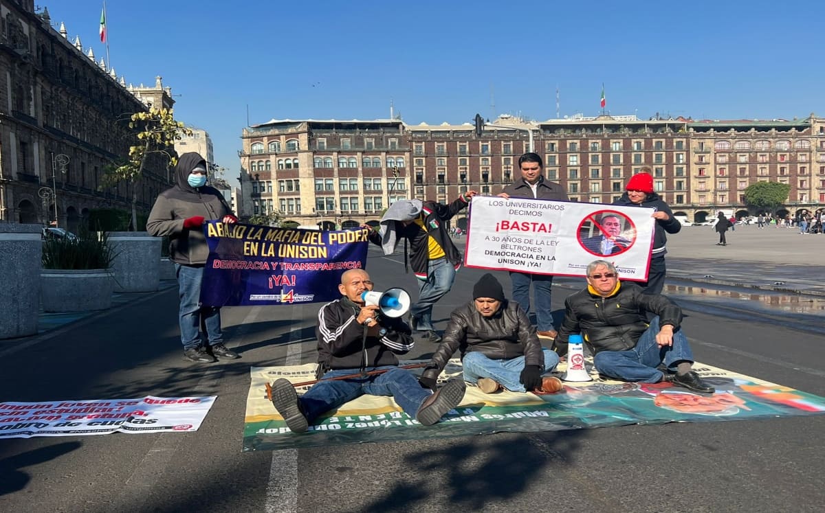 Por espacio de 40 minutos cerraron la vialidad del Zócalo capitalino, frente al edificio de Gobierno de la ciudad. / Ramón Ramírez