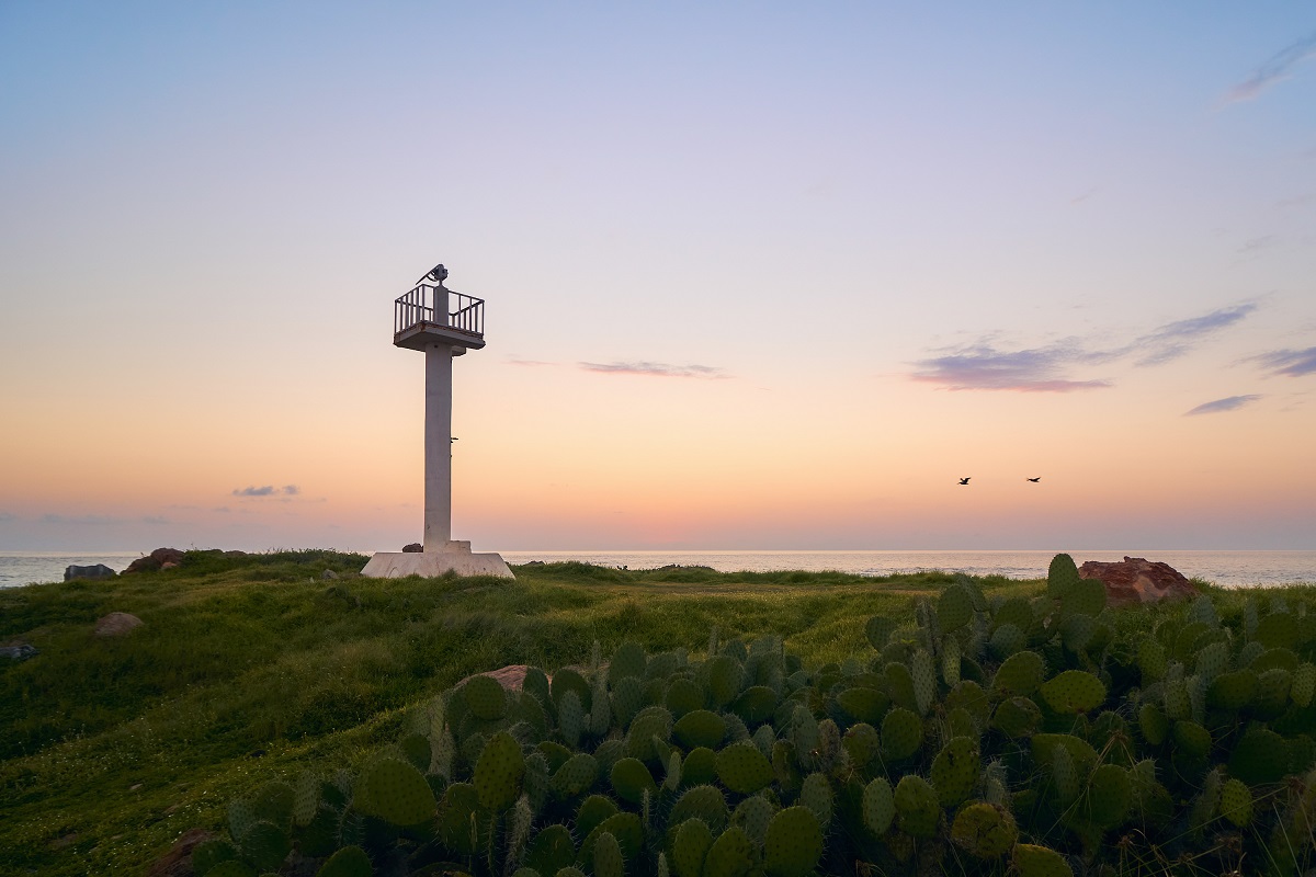 El faro se erige sobre un espigón natural de roca donde las olas rompen y generan una fresca brisa marina. (Cortesía)
