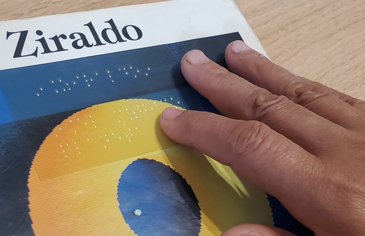 La biblioteca almacena más de 120 títulos literarios. (cortesía)