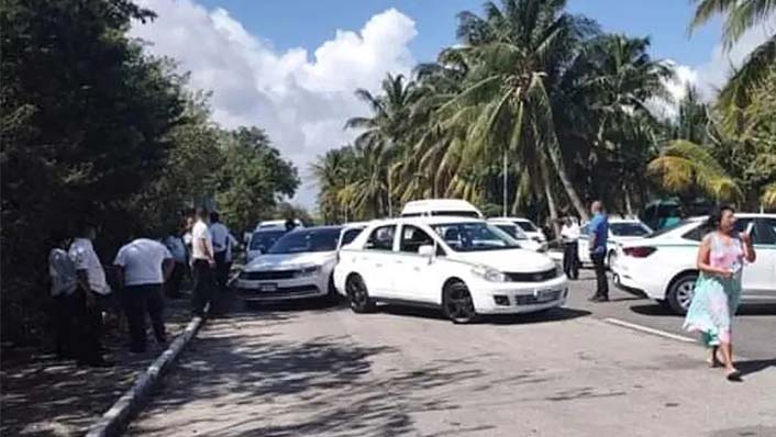 Lluvia complica convocatoria para no utilizar taxis en Cancún