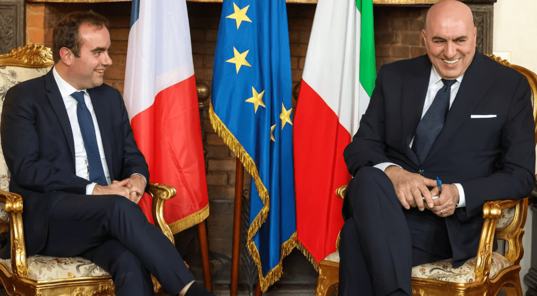 Ministro de Defensa de Italia, Guido Crosetto reunido con su homólogo francés, Sebastien Lecornu.