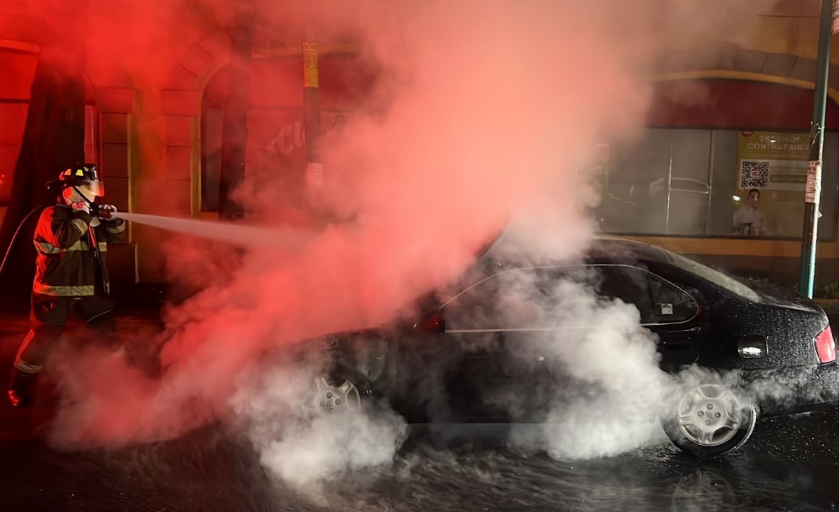 El vehículo se incendió mientras circulaba por la avenida San Lorenzo. | Ramón Ramírez