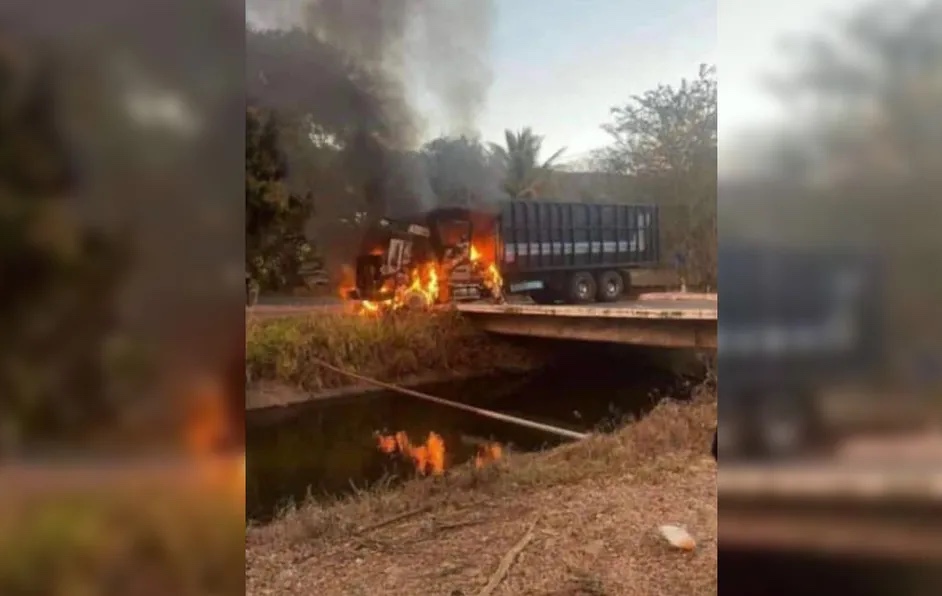 Bloquean dos puntos carreteros con vehículos incendiados en Jalisco