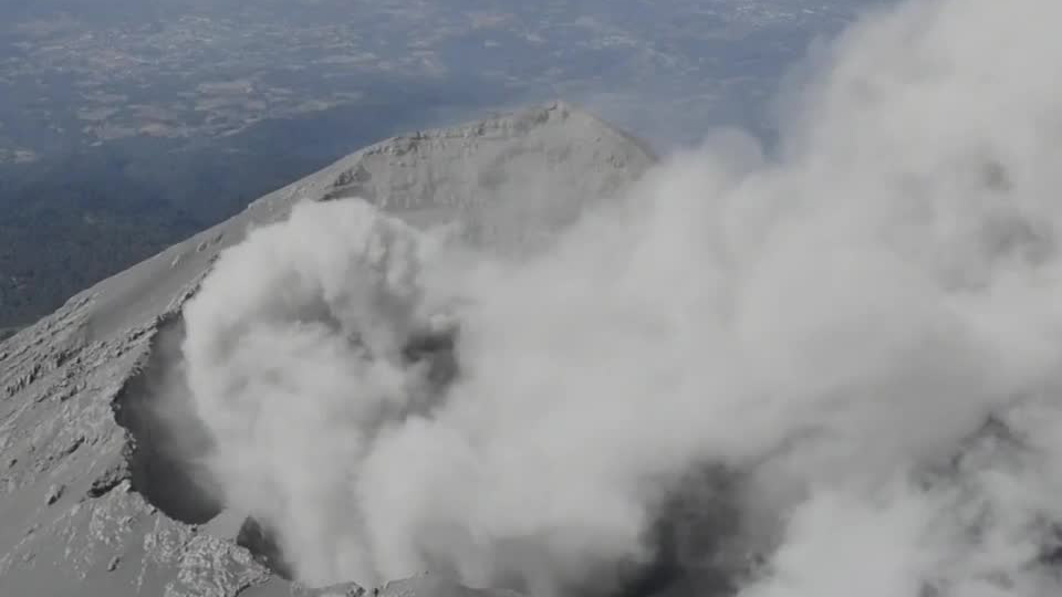 Cenapred sobrevuela volcán Popocatépetl; pide no acercarse al cráter