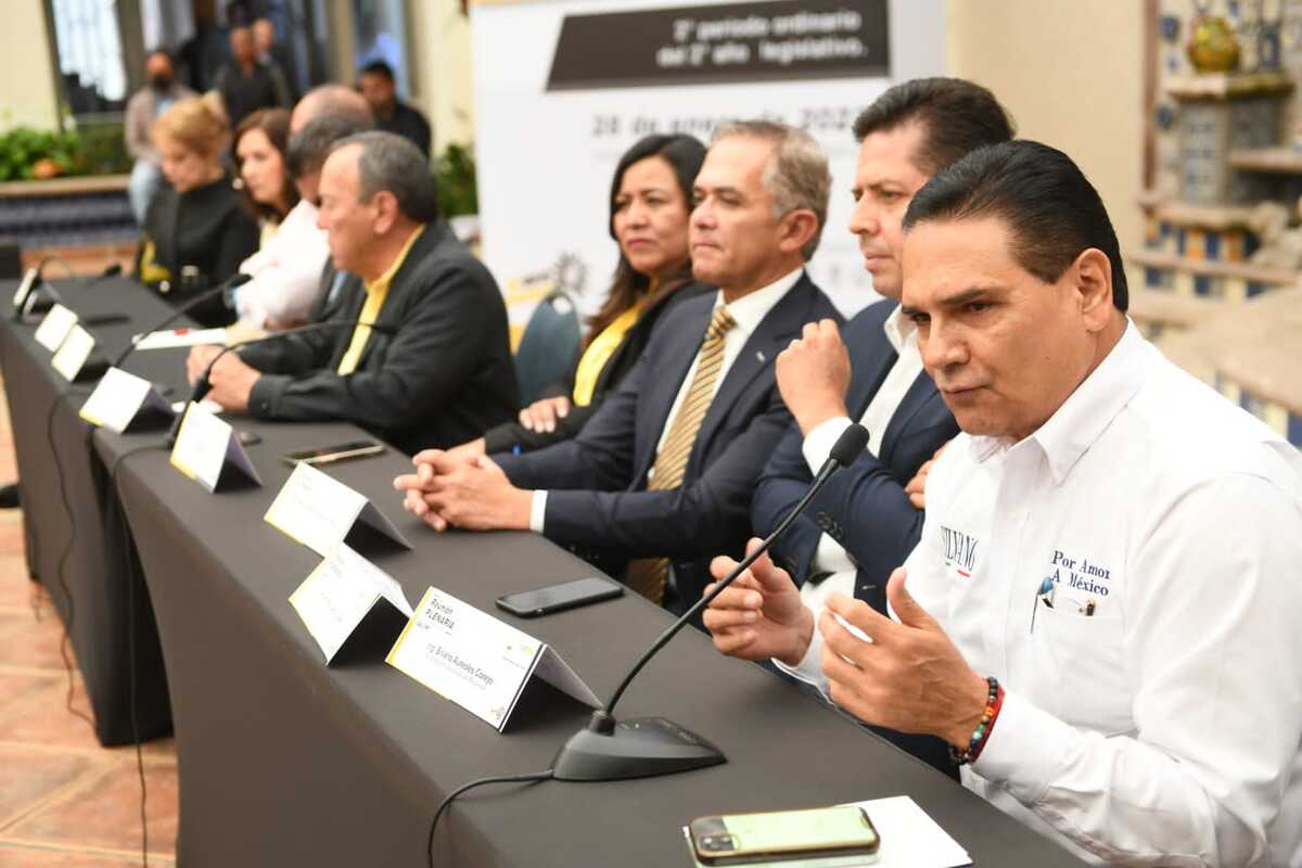 Diputados y senadores del PRD apoyaron a Silvano Aureoles en su aspiración a 2024.