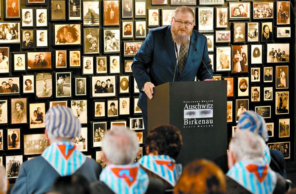 Evocaron a víctimas en el antiguo campo de Auschwitz a los 78 años de su liberación. AP