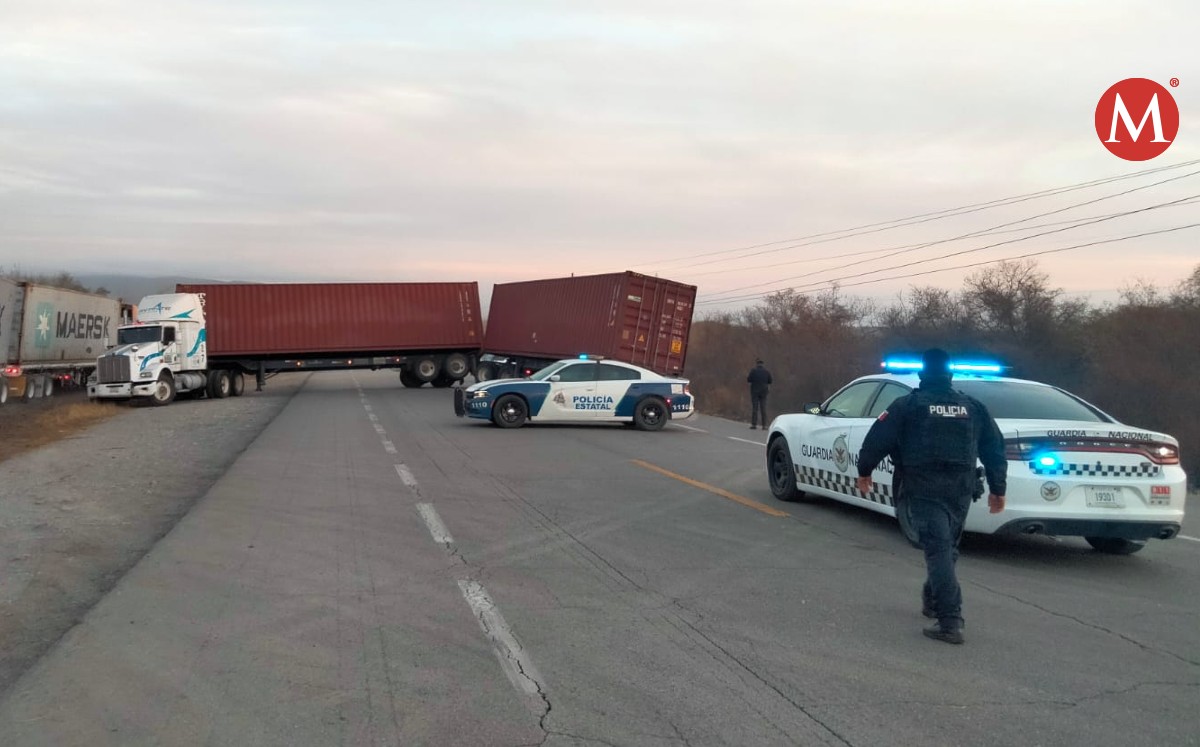 Volcadura de tráiler en carretera Villagrán-Tomaseño
