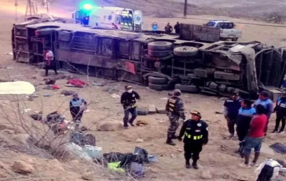 En Perú, autobús cae a precipicio; hay al menos 24 muertos