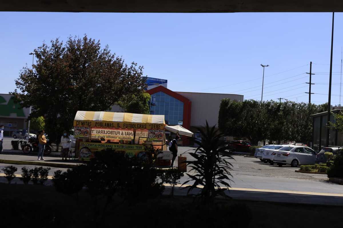 Vista de un expendio de cemitas al exterior del centro comercial plaza Loreto. | Andrés Lobato