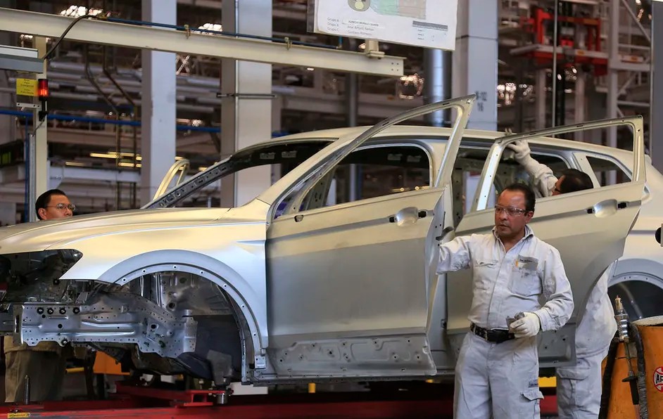 Volkswagen México aplica paros en tres líneas de producción ante falta de componentes