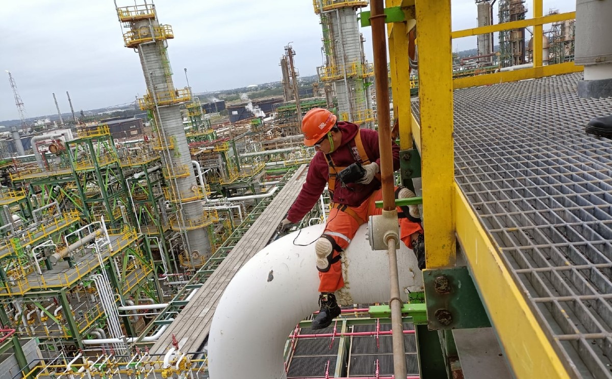 Empresas privadas realizan el mantenimiento a plantas en la Refinería Madero. | Foto: Facebook (Fish Koun Girei)
